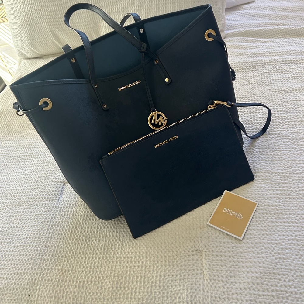 ❤️ NWOT MK Michael Kors Large Navy Tote with Gold Accents & Large Zip Wristlet